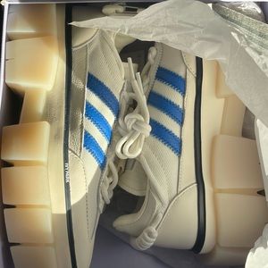 nwt, ivy park super sleek chunky rodeo collection blue and white. size 6.5